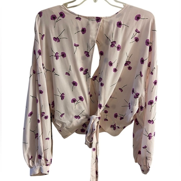 ASTR The Label blouse light pink floral cropped Medium NWT - Picture 4 of 7